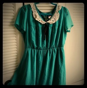 Adorable green dress with eylet Peter Pan collar